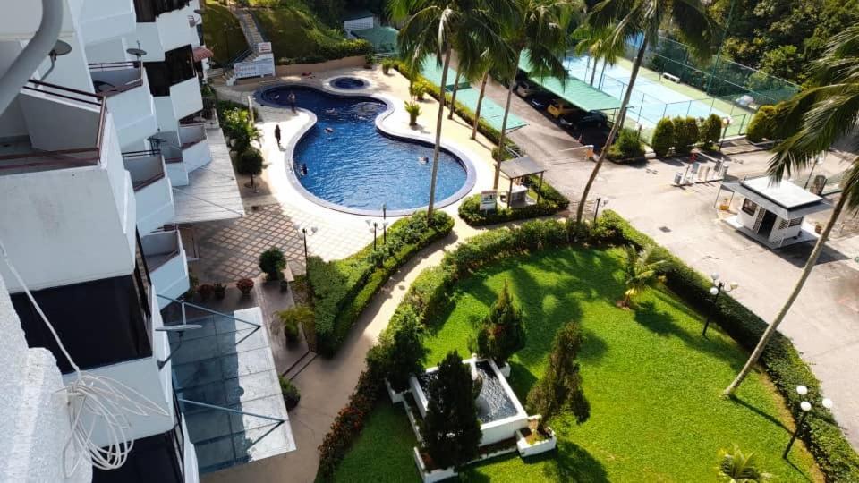 Susie'S Resort Seaview Suites At Sri Sayang Бату Феринги Екстериор снимка