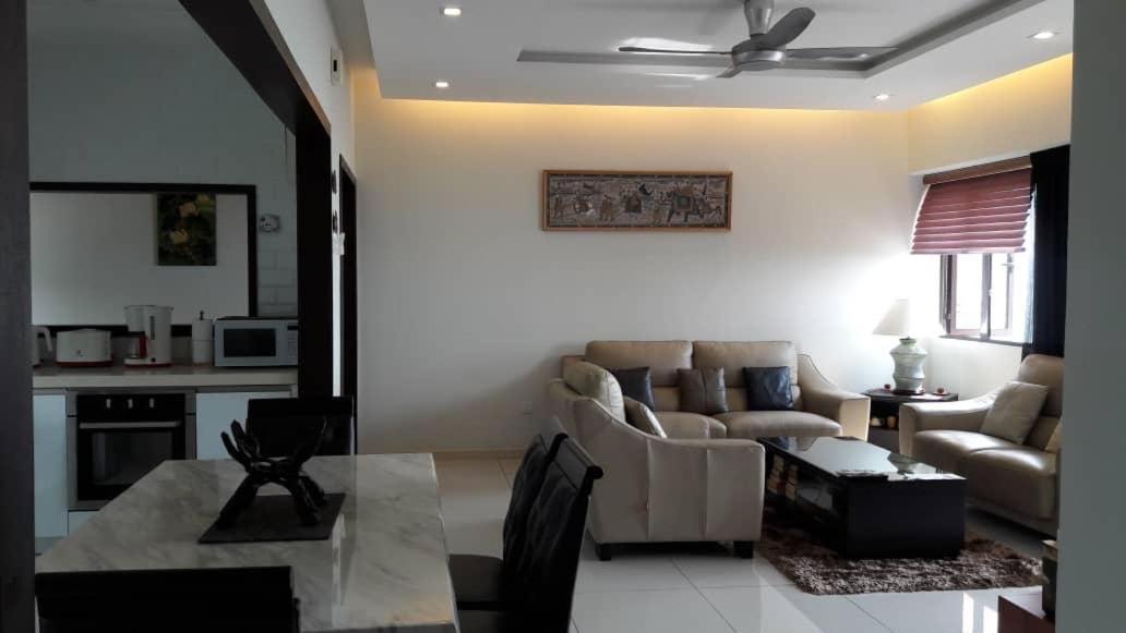 Susie'S Resort Seaview Suites At Sri Sayang Бату Феринги Екстериор снимка