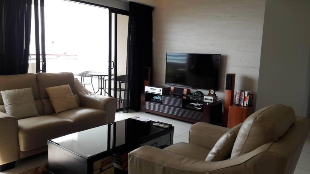 Susie'S Resort Seaview Suites At Sri Sayang Бату Феринги Екстериор снимка