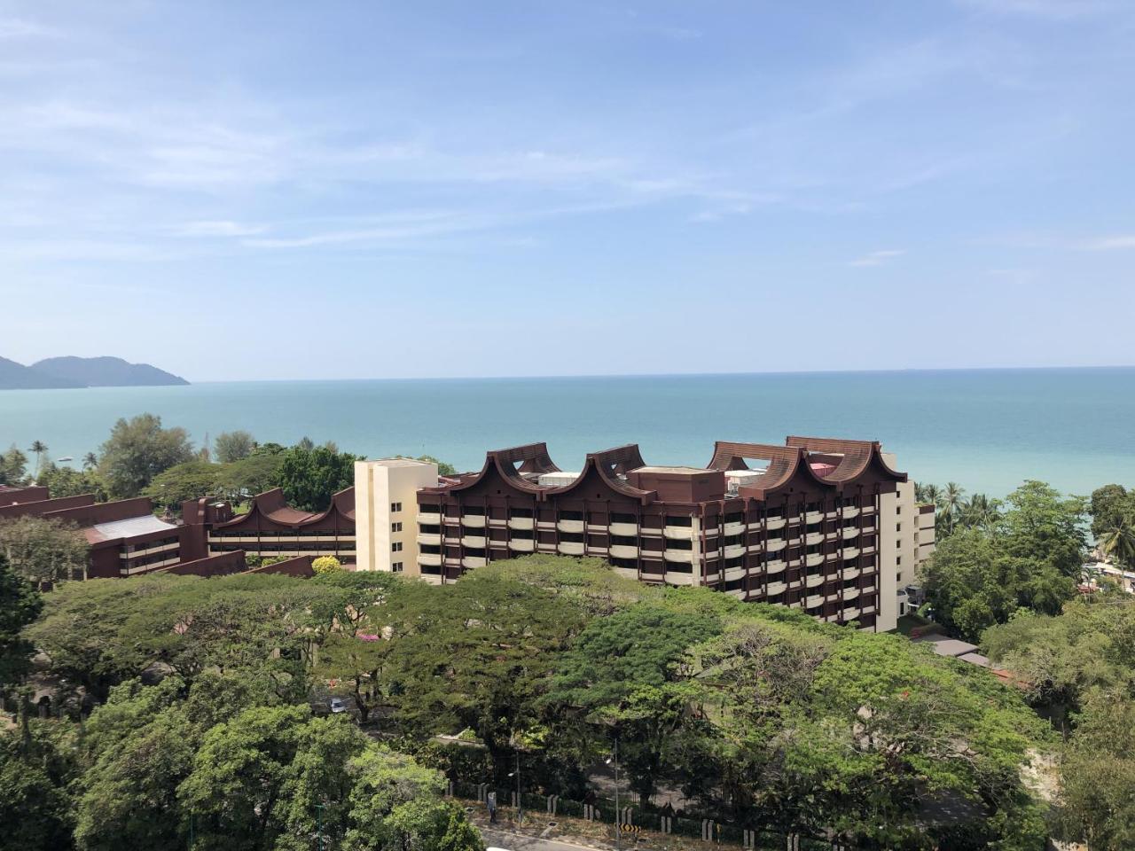 Susie'S Resort Seaview Suites At Sri Sayang Бату Феринги Екстериор снимка